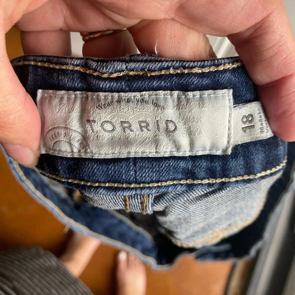 Torrid 98% Cotton Jean Shorts Medium Wash Button Fly 3” Inseam Size 18 EUC - Picture 9 of 9